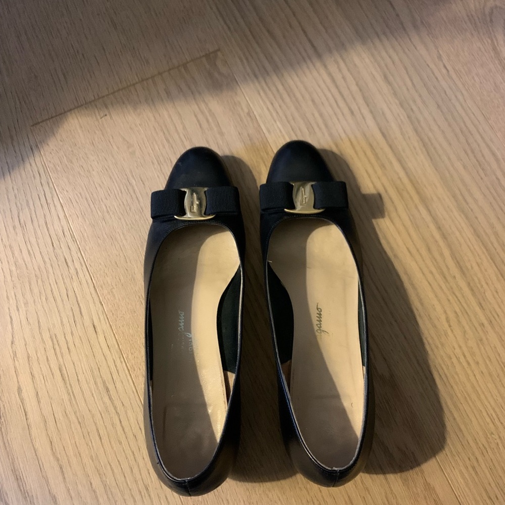 ladies 9AA ( narrow) classic black heeled ballet flat